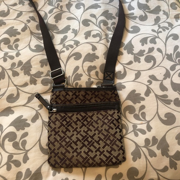 Tommy Hilfiger Handbags - Tommy Hilfiger crossbody purse Tommy Hilfiger Handbags - Tommy Hilfiger crossbody purse